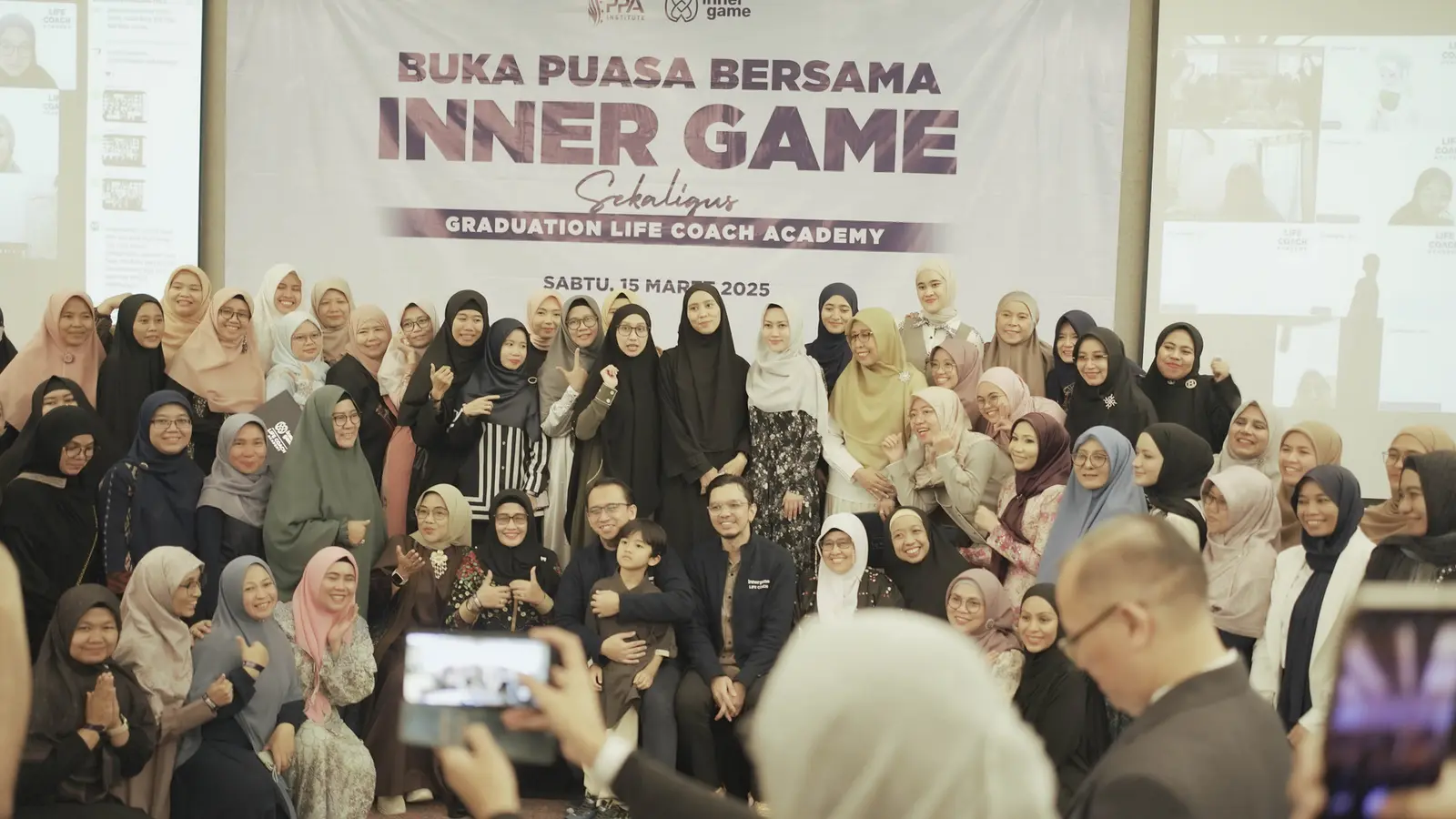 Beragam anggota komunitas berkumpul dan belajar bersama