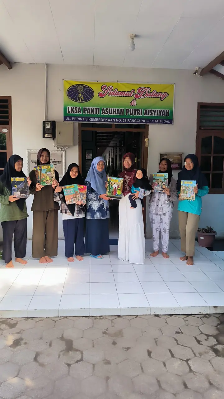 Anak-anak di ruang layanan sosial menerima buku sirah
