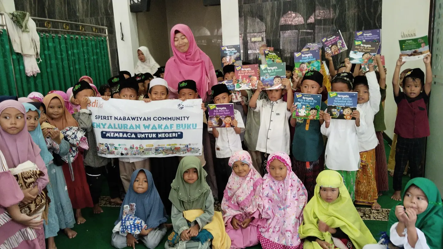 Anak-anak dan pendamping dalam kegiatan literasi dan wakaf buku sirah