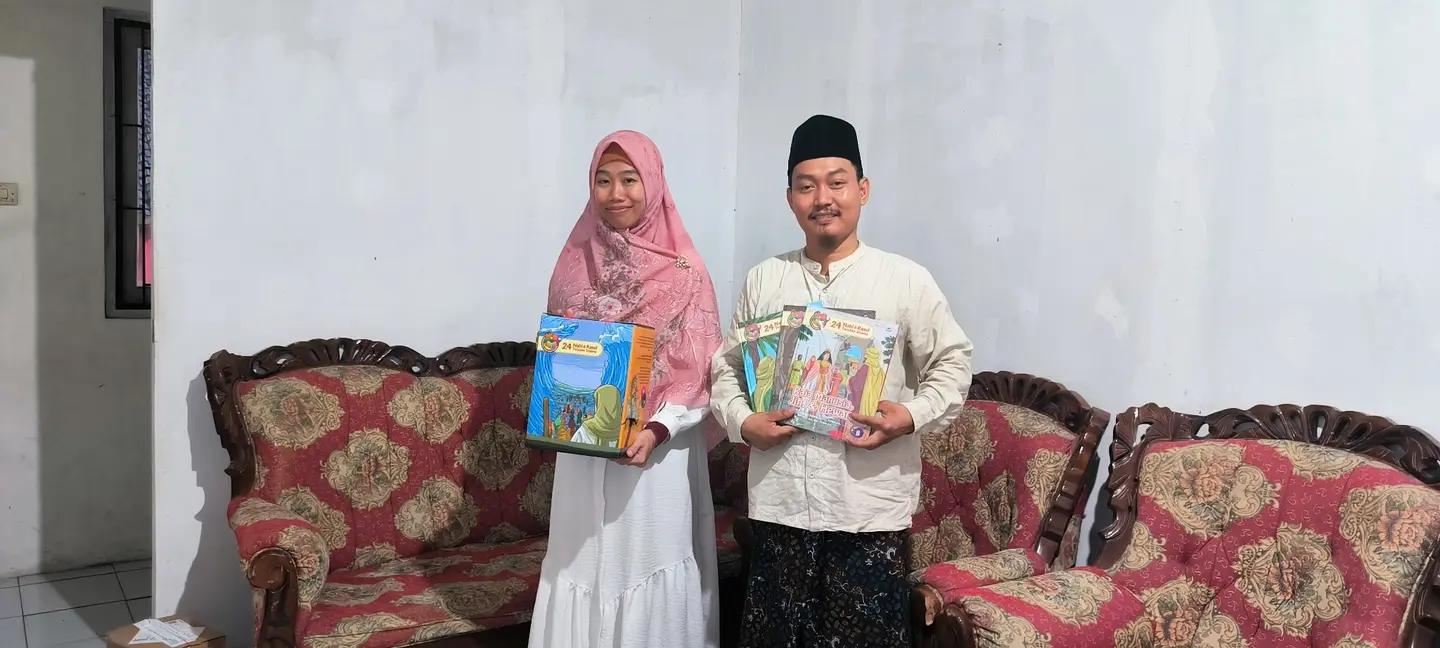 Penyerahan buku sirah kepada pengelola ruang belajar