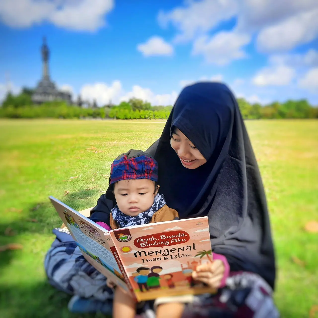 Ibu dan anak membaca buku tentang iman dan Islam