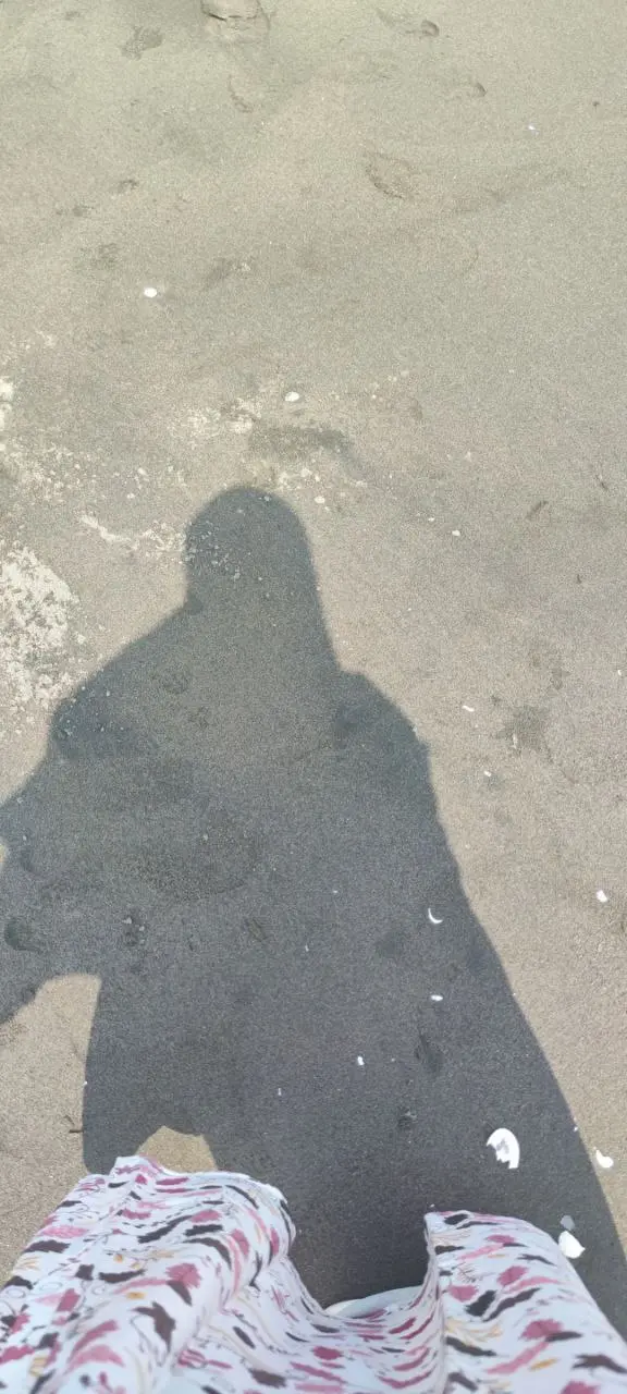 Bayangan diri di pasir sebagai simbol ruang refleksi
