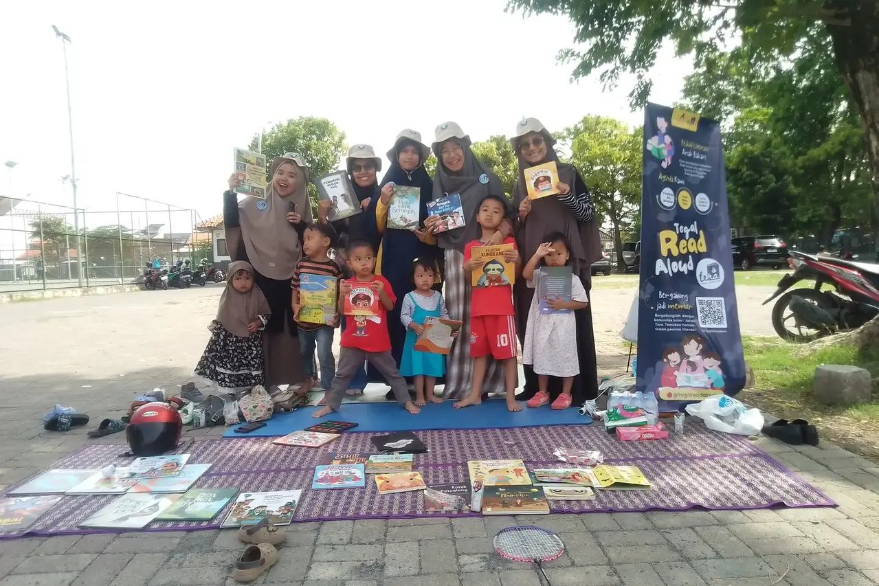 Kegiatan read aloud bersama anak dan keluarga di ruang publik