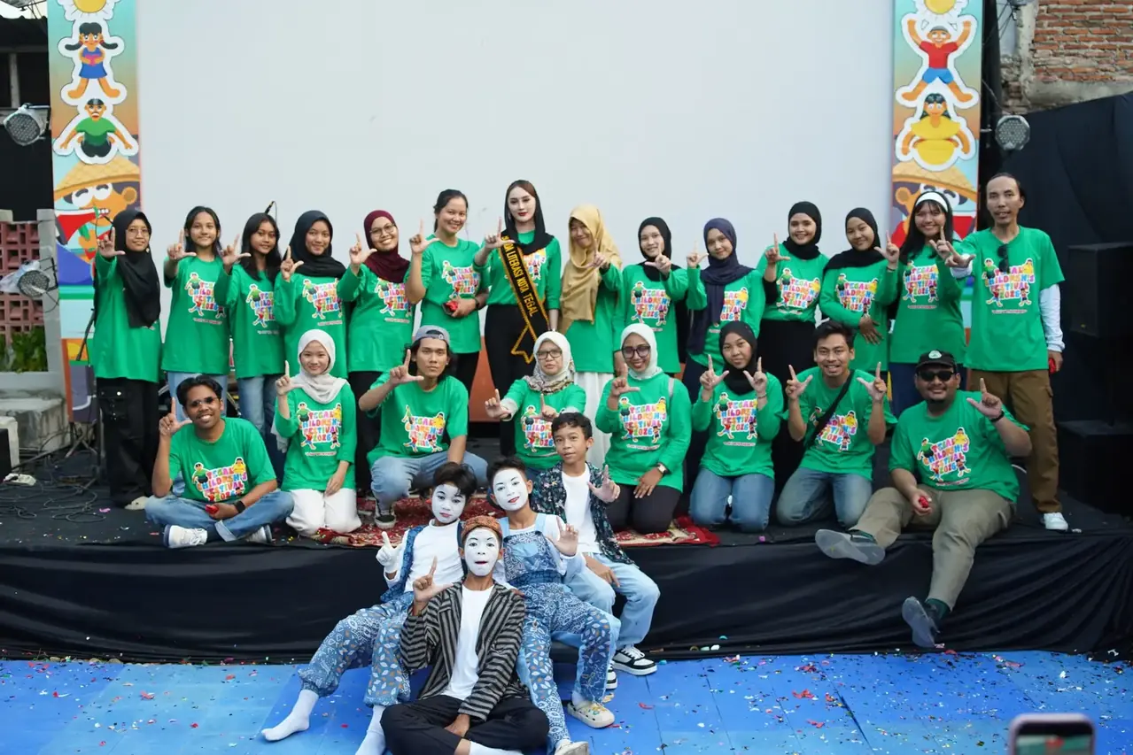Tim relawan Tegal Children's Festival berkumpul bersama